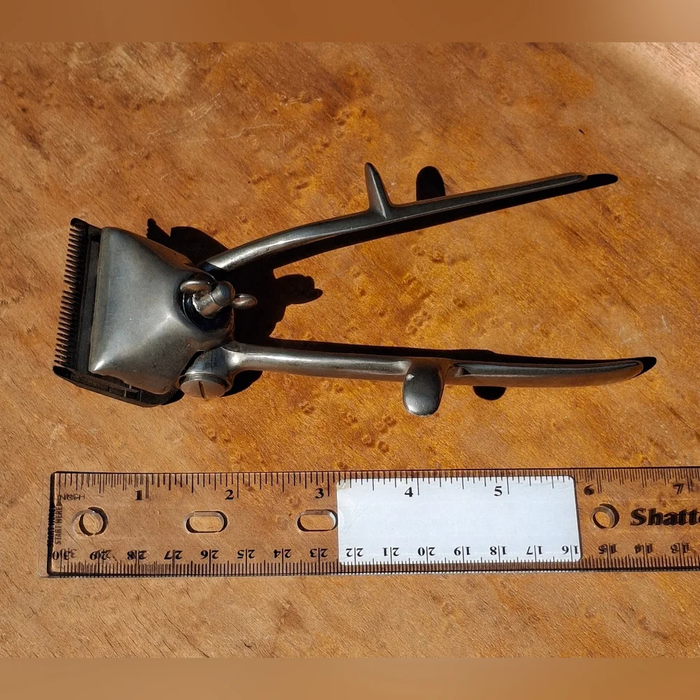 Vintage 1940's John Oster Model 110 Manual Hair Clippers